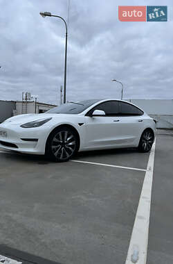 Седан Tesla Model 3 2022 в 