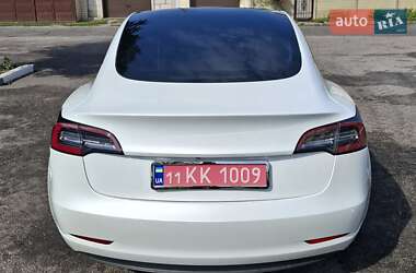 Седан Tesla Model 3 2021 в 