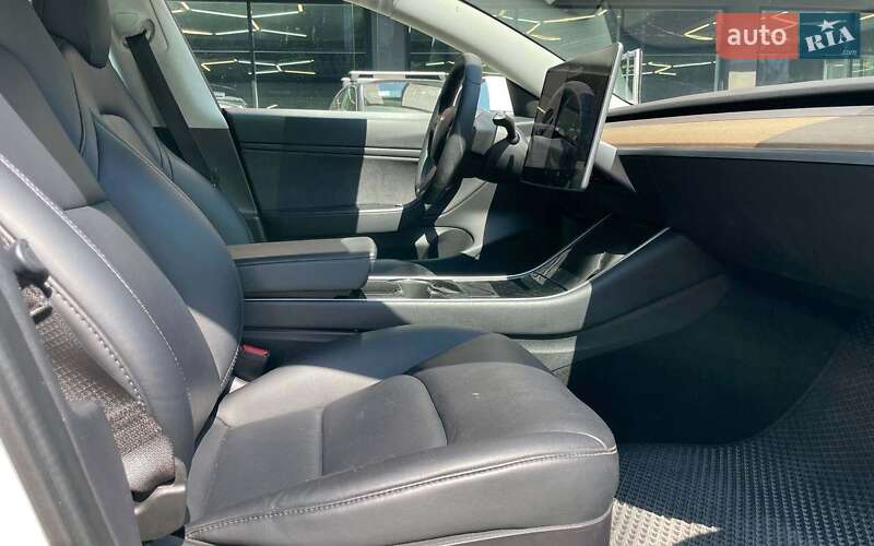 Седан Tesla Model 3 2020 в Чернівцях