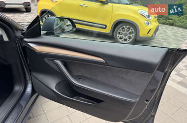 Седан Tesla Model 3 2022 в 