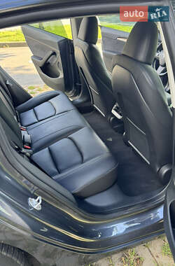 Седан Tesla Model 3 2023 в 