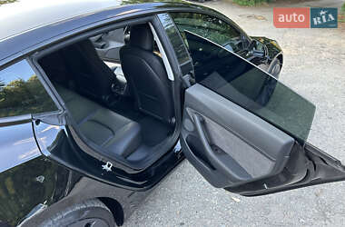 Седан Tesla Model 3 2022 в 