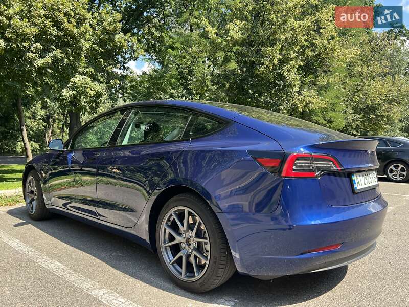 Седан Tesla Model 3 2023 в Києві