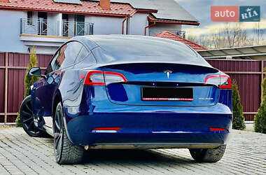 Седан Tesla Model 3 2022 в 