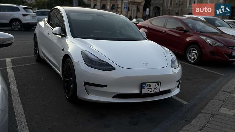 Седан Tesla Model 3 2022 в 