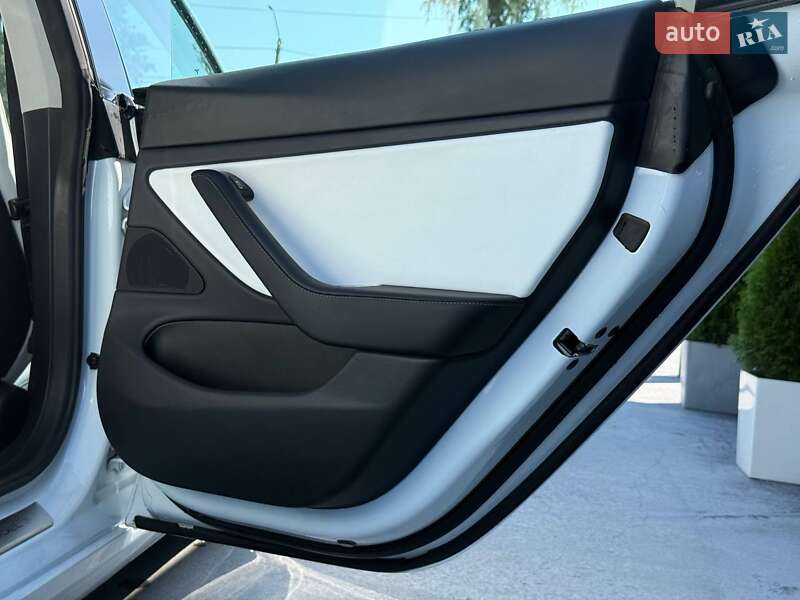 Седан Tesla Model 3 2019 в Рівному