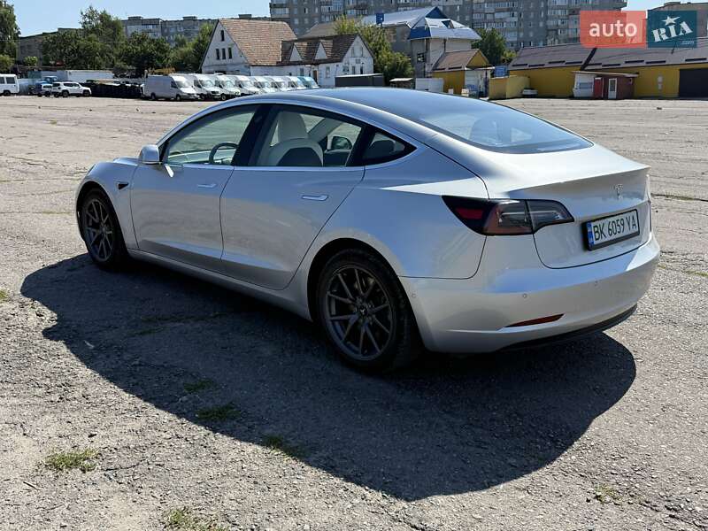 Седан Tesla Model 3 2018 в Рівному