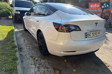 Седан Tesla Model 3 2023 в 