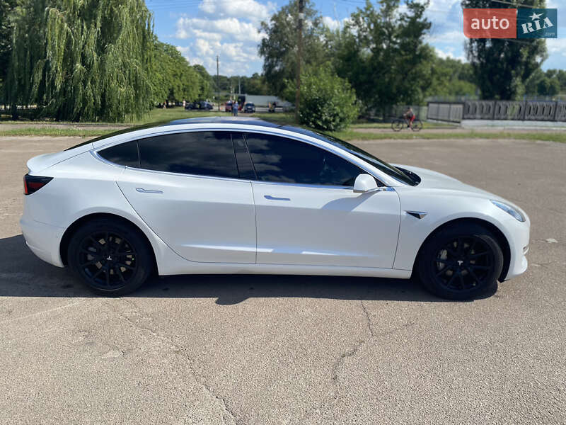 Седан Tesla Model 3 2018 в Броварах