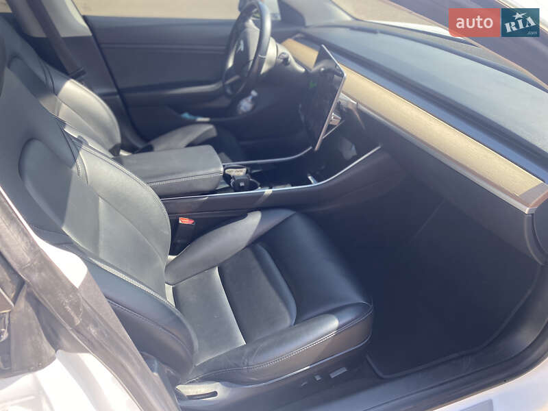 Седан Tesla Model 3 2018 в Броварах
