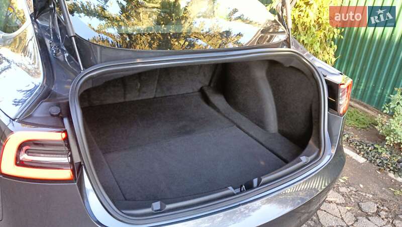 Седан Tesla Model 3 2019 в Києві