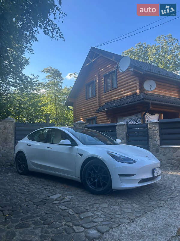 Седан Tesla Model 3 2021 в Черновцах