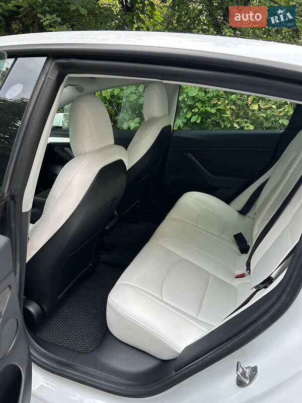Седан Tesla Model 3 2021 в Черновцах