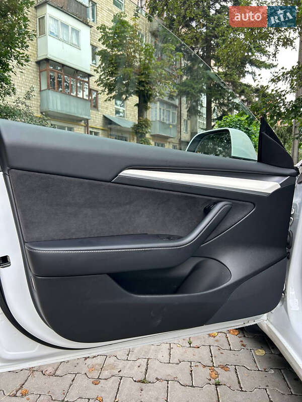Седан Tesla Model 3 2021 в Черновцах