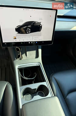 Седан Tesla Model 3 2022 в 