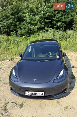 Седан Tesla Model 3 2022 в 