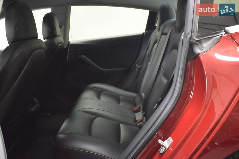Седан Tesla Model 3 2019 в Ужгороді