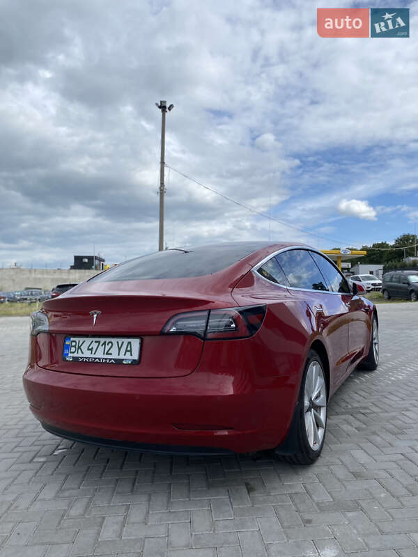 Седан Tesla Model 3 2019 в Ровно