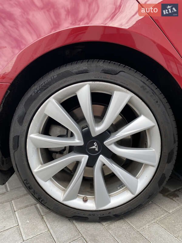 Седан Tesla Model 3 2019 в Ровно