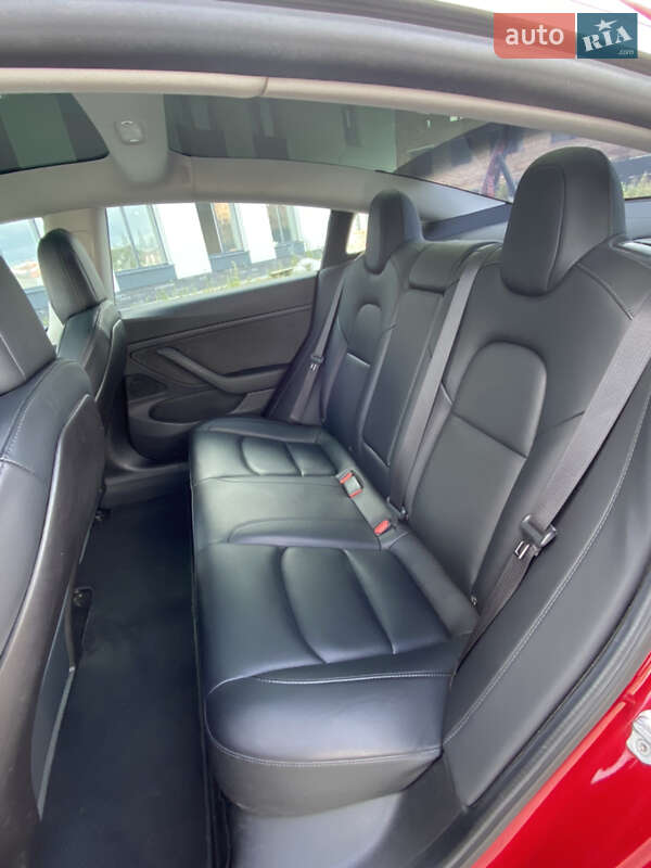 Седан Tesla Model 3 2019 в Ровно