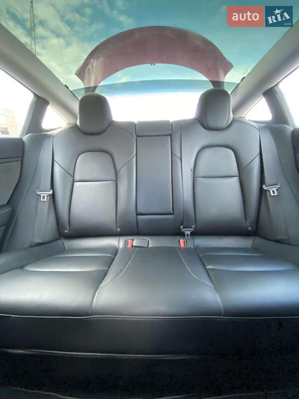 Седан Tesla Model 3 2019 в Ровно