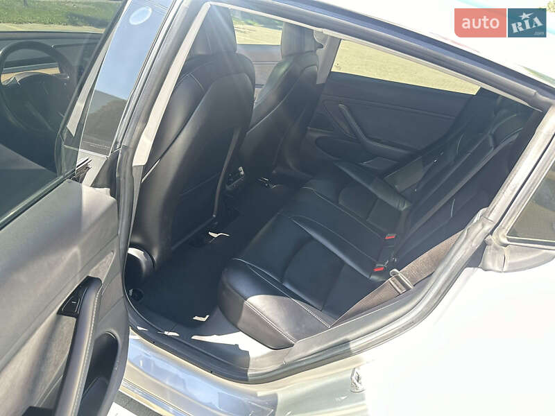 Седан Tesla Model 3 2018 в Ужгороде