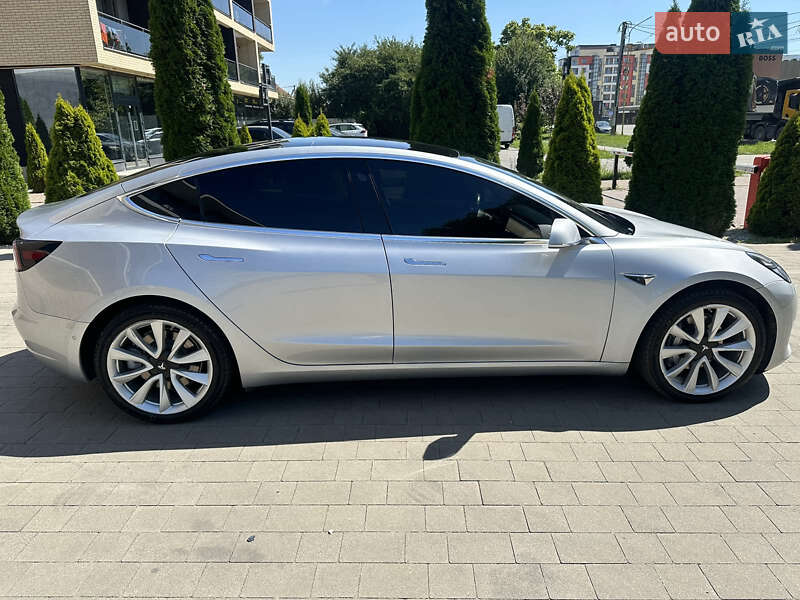 Седан Tesla Model 3 2018 в Ужгороде