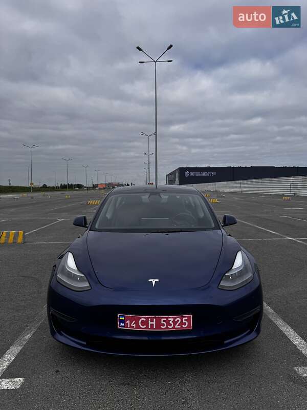 Седан Tesla Model 3 2021 в Львове