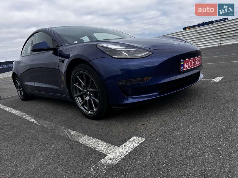 Седан Tesla Model 3 2021 в Львове