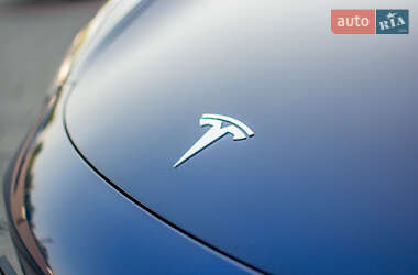 Седан Tesla Model 3 2021 в 