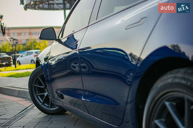 Седан Tesla Model 3 2021 в Дрогобыче