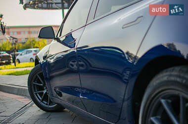 Седан Tesla Model 3 2021 в 