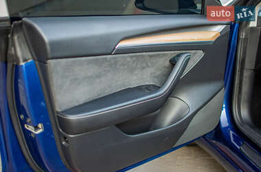 Седан Tesla Model 3 2021 в 