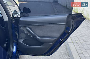 Седан Tesla Model 3 2022 в 