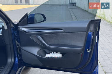 Седан Tesla Model 3 2022 в 