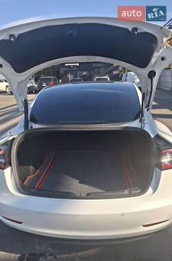 Седан Tesla Model 3 2022 в 