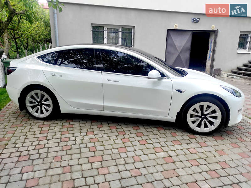 Седан Tesla Model 3 2018 в Львові