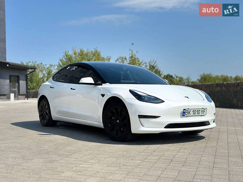 Седан Tesla Model 3 2023 в Ровно