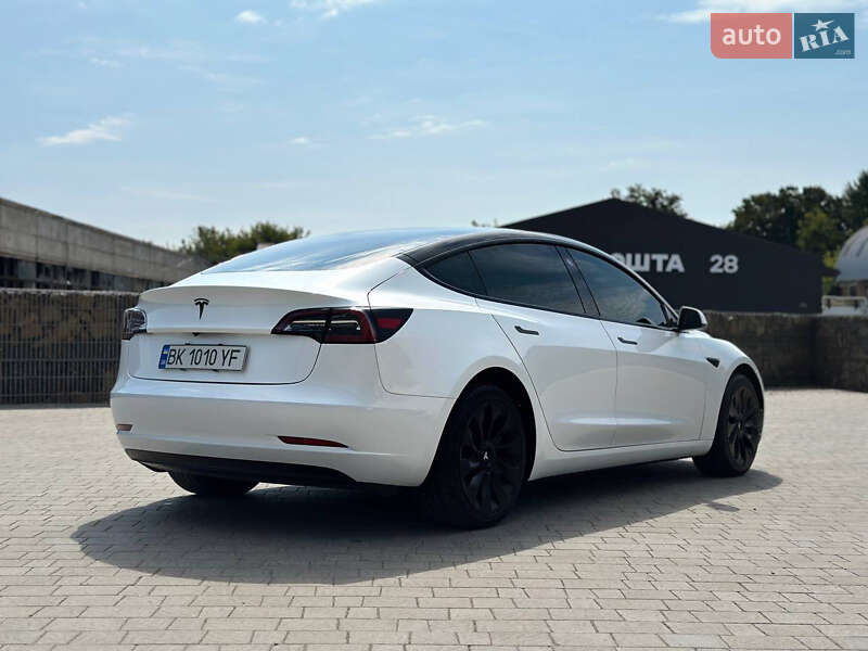 Седан Tesla Model 3 2023 в Ровно