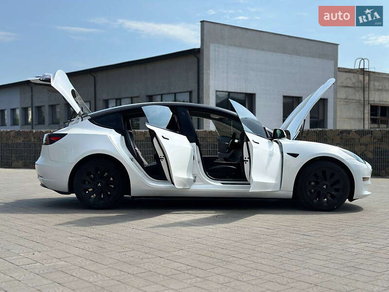 Седан Tesla Model 3 2023 в Ровно