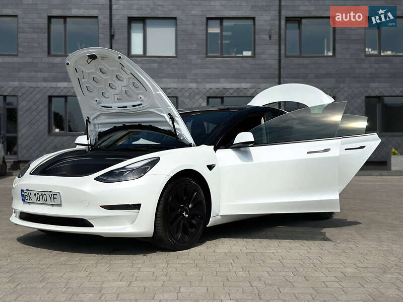 Седан Tesla Model 3 2023 в Ровно