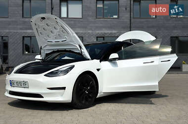 Седан Tesla Model 3 2023 в 