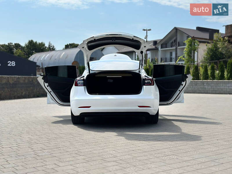 Седан Tesla Model 3 2023 в Ровно