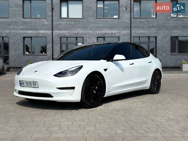 Седан Tesla Model 3 2023 в Ровно