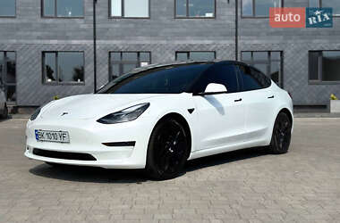 Седан Tesla Model 3 2023 в 