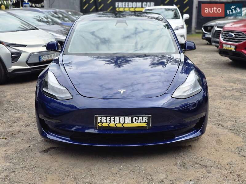 Седан Tesla Model 3 2023 в Львове