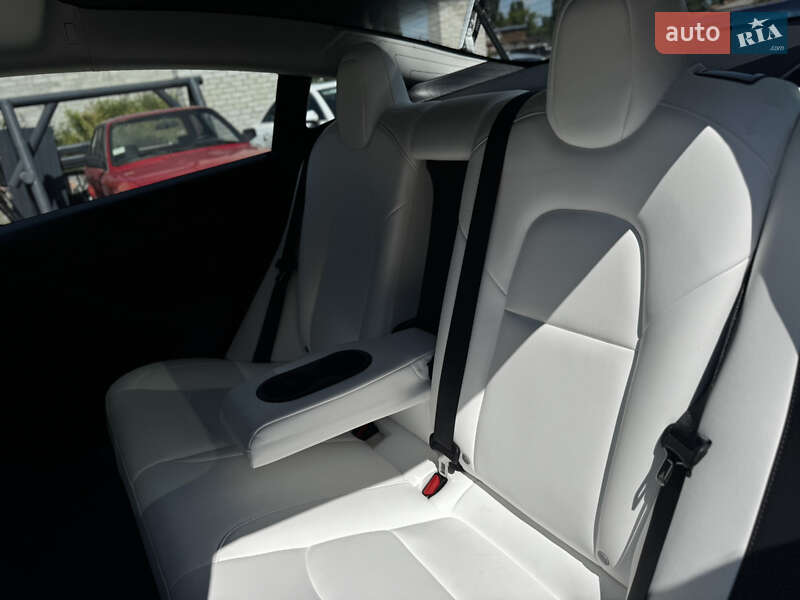 Седан Tesla Model 3 2023 в Житомире