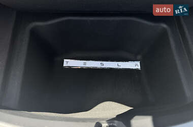 Седан Tesla Model 3 2023 в 