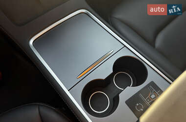 Седан Tesla Model 3 2023 в 