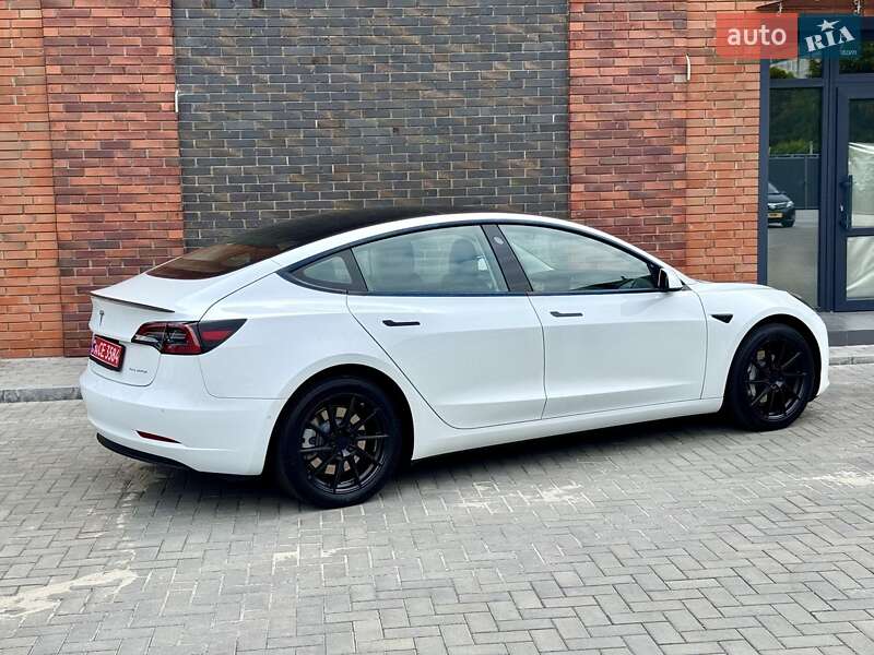 Седан Tesla Model 3 2021 в 